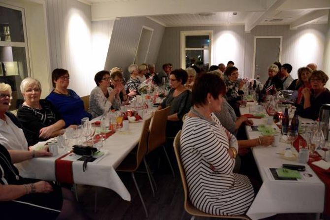 FESTSTEMTE: Årdal Mosjonsskule var samla på Tya bakeri for å feire 25 år med trim.