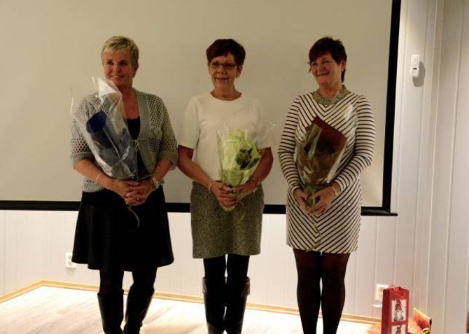 TAKKA TRENARAR: Irene Ruud (f.v), Jane Haglund og Bjørg Størset fekk ei påskjøning for innsatsen for Årdal Mosjonsskule. Størset er både imponert og rørt, og seier også ho er stolt over å få vera med.