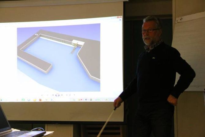 OPPGRADERING: Prosjektleiar Øyvind Jevnaker synte fram korleis ein kunne nytte dei tre flytebryggjene og kva arbeid som måtte gjerast.