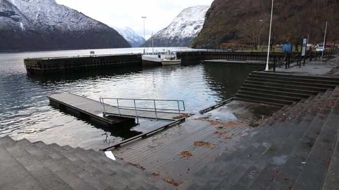 OPPGRADERING: Det har vore dykkarar for å sjå på kaien, og statusen dei gav tilbake er at den er i god stand. No håpar ÅU å få med seg investorar på å gi heile sjøfronten eit løft.