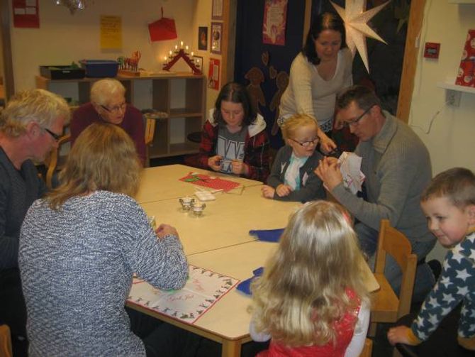 MORO: Store og små jobbar saman med juletrepynten.