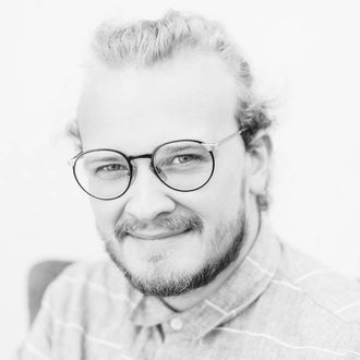 HEIMATT: Jostein Avdel Fretland frå Lærdal kjem heim til Lærdal for å syne fram musikalen han har laga saman med kollega og ven Fredrik Høstaker.