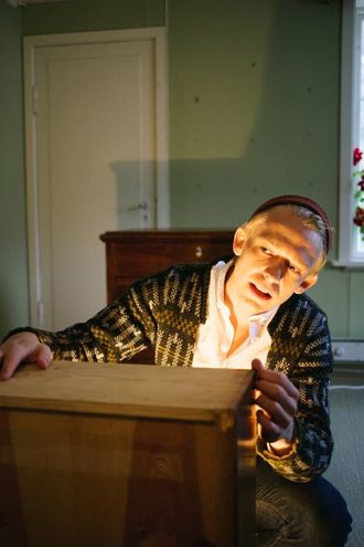 AKSEPT: Fredrik Høstaker har gjort ein kjempejobb med regien, meiner Fretland. Han brukar ein kommode, som publikum må akseptere at kan ha ulike former.