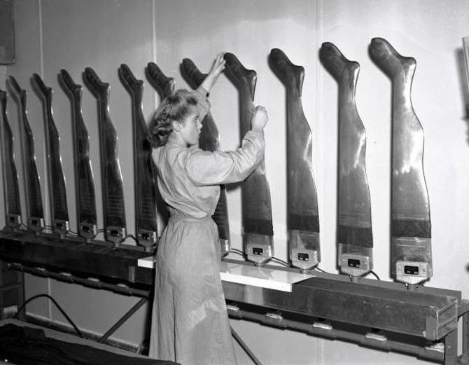 NORSK PRODUKSJON: I Noreg starta ein produksjon av nylonstrømper i 1949 ved fleire fabrikkar. Ifølgje bladet Aktuell var det etter frigjeringa «få ting som har vore så etterstreba av våre damer som nylonstrømper».