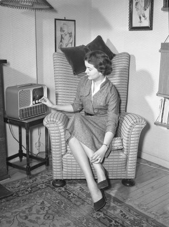 REPRESENTATIV HUSMOR: 1950-åra var husmoras tiår. No skulle ho ta seg godt ut overfor mannen, og nylonstrømper var ein naturleg del av stilen.