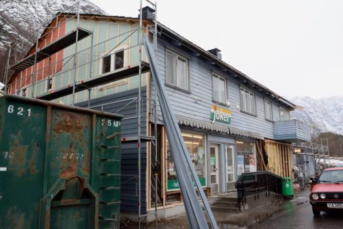 NY FASADE: Her ser du første veggen som fekk ny kledning på nærbutikken Ljøsnebui. I tilegg har det kome på plass ny trapp, som er tilpassa rullestolbrukarar.
