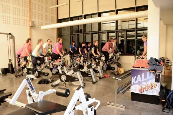 SPINNING: Turngruppa i Lærdal IL har spinningtimane sine på Gymloftet fram til klubbhuset er klart.