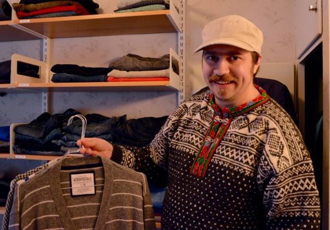 TRENG DU EI SKJORTE ELLER JAKKE? Ole Magnar Grytten syner fram noko av det du kan finne på bruktbutikken på «Doktorheimen».