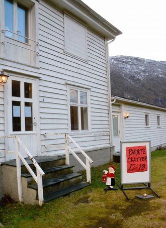 ONSDAGAR: Andre etasje på «Doktorheimen» er no både ein møteplass og ein stad du kan finne skattar til ein billig penge. Dei tek også imot ting du ikkje lenger har bruk for.