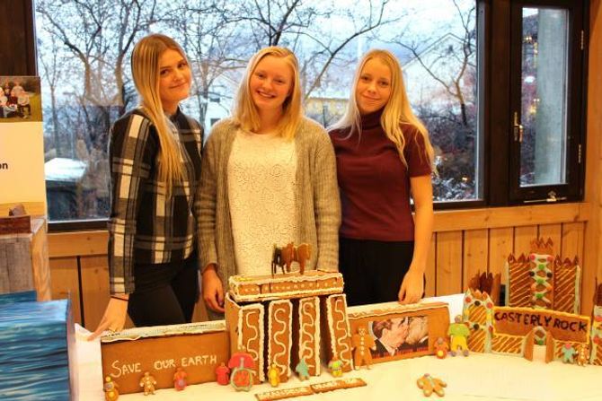 NØGDE: Frida Hunshammer, Vanja Thomassen Øren og Andrea Midtun er nøgde med klassen sitt peparkakeprosjekt.