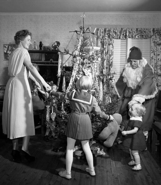 SPINKELT: Julekvelden 1953. Julegrana den gong er i dag i stor grad bytt ut med fyldigare variantar, som edelgran.