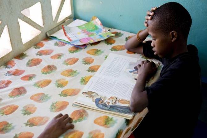 FASTE BIDRAG: Mange nordmenn gir faste månadlege bidrag til ein av faddarorganisasjonane. Her les ein gut lekser i ein SOS-barneby i Gambia.