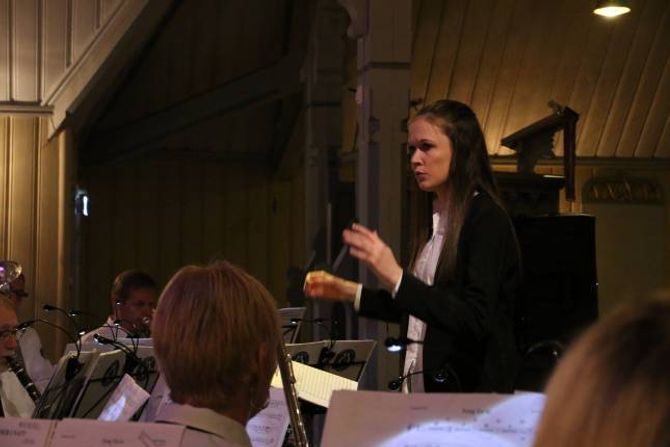 UNG DIRIGENT: Rekruttering er ei utfordring for korpsmiljøa rundt om i landet. 19 år gamle Hilde Horpen dirigerer Årdalstangen Musikklag.