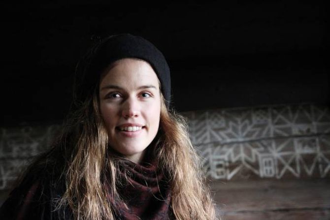 PYNTA PÅ JULAFTAN: Før var det vanleg å pynte treet sjølve julaftan, fortel konservator Anne Kristin Moe ved Norsk Folkemuseum.