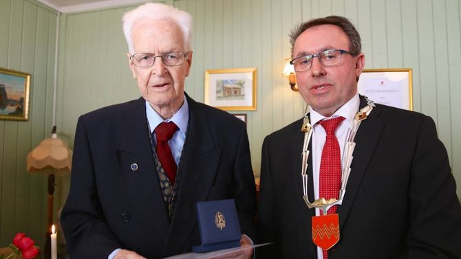 HEIDRA: 70 år etter frigjeringsdagen i 1945 vart Arne Eldegard heidra med minnemedalje.