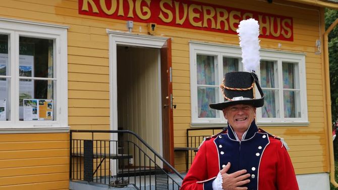 NY ATTRAKSJON: Per Haugen er svært inspirert av Kong Sverre og historia til Kongevegen. No har han samla alt dette i Kong Sverres Hus på Borgund.