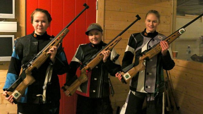 TREFF BLINK: Sara Vie, Hanne Vikøren og Maia Vetti Grøndal brukar alle fleire timar i veka på skytebana.
