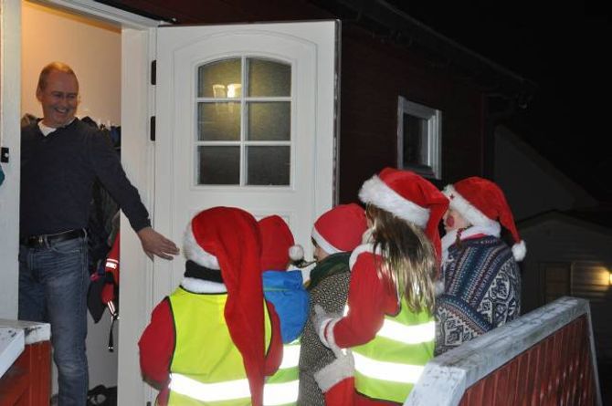 JULESTEMNING: Med "På låven sitter nissen" for full hals, spreidde julebukkane julestemning på Hæreid.