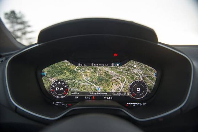 INSTRUMENT: I Audi TT er det ikkje lengre analoge klokker. Heile instrumentpanelet er ein diger skjerm som ein sjølv kan tilpasse informasjonen på. Løysinga fungerer svært godt og er lett å bruke.