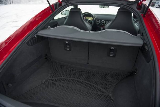 TRONGT: Baksetet er nok mest til pynt, men fungerer og som eit perfekt bagasjerom for to på tur. I Audi TT dreier det seg om køyreglede og om vegen til målet, vil du ha det praktisk vel du ein A6.