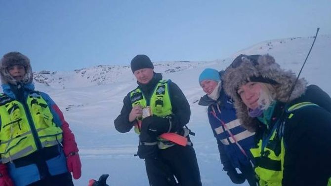 TRENINGSSAMLING: Desse er med på å gjere ein viktig jobb saman med hundane.
