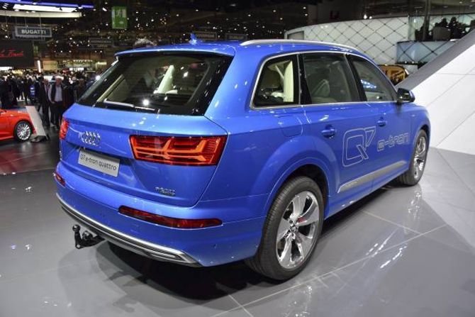 LADBAR: Audi oppgraderer Q5 og kjem med ein liten SUV i tillegg. Namnet blir enten Q1 eller Q2. I tillegg blir Q7 (biletet) ladbar.