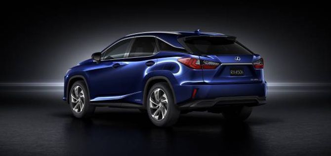 HYBRID: Den nye Lexus RX450h (biletet) blir sterkare og større enn modellen i dag. Toyota RAV4 kjem dessutan med hybridteknologi henta frå Lexus NX300h.
