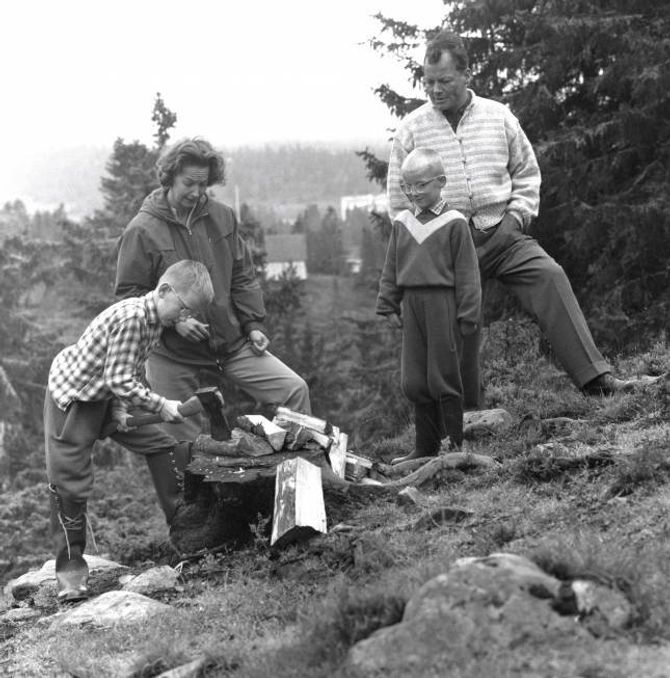 KROPPSARBEID: I etterkrigstida var idealet at ein skulle gjere ting sjølv. Her høgg den tyske politikaren Willy Brandt og familien ved på ei hytte på Sjusjøen.