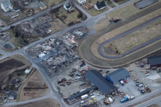NEDBRENT: Slik såg det ut etter at brannen hadde herja i Lærdal. Som ein ser av biletet, var skyte- og klubbhuset brent ned til grunnen.