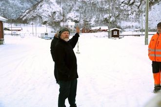 KRITISK: Knut Johan Jansen, nabo på austsida, forklarte at tomta hans eigentleg går lenger ut enn der gjerde hans står i dag.