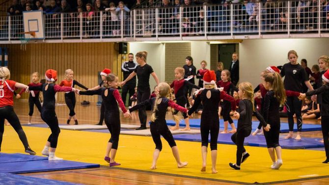 VEKST: Turn er ein idrett i vekst i Årdal, og på dei to siste åra har talet på utøvarar meir enn dobla seg. Biletet er frå juleframsyninga før nyttår.