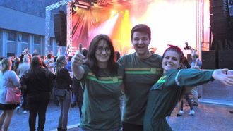 HARDT ARBEID: Gunn Beate Sjøthun (t.v), fungerande festivalsjef Torgeir Skjerdal (midt) og artistansvarleg Anna Gjesdal (t.h) under fjorårets festival. Arkiv