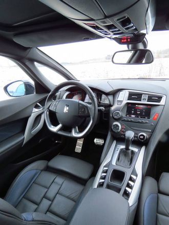 COCKPIT: Førarmiljøet er ikkje som i andre bilar. Knappar i taket gir ein spesiell følelse. Dessverre er oversikta og kjensla av kvalitet ikkje av dei beste.