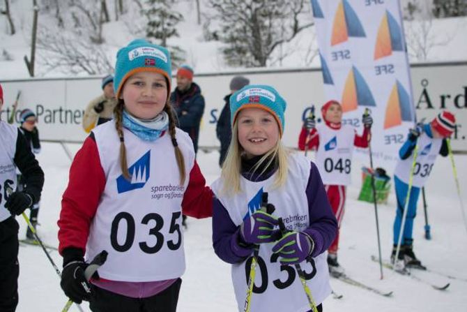 SPENTE: Åtteåringane Anne Skjelbreidalen (t.v) og Ingrid Nes gler seg til å gå skirennet, men dei var litt nervøse også.