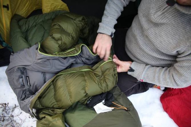 VARM: Viss du frys på føtene, kan du ta opp glidelåsen på dunjakka og leggja jakka i botnen av soveposen.