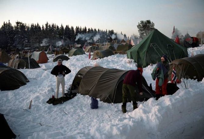 LILLEHAMMER: Under OL på Lillehammer sov mange ute for å få med seg herrestafetten.