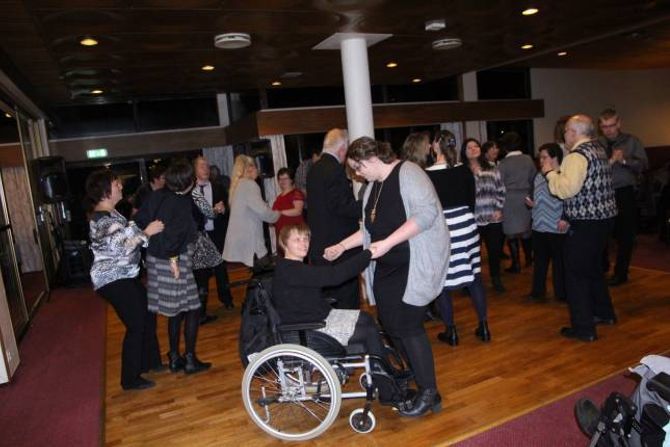 SMEKKFULLT: Så snart det vart opna for dans, var dansegolvet smekkfullt.