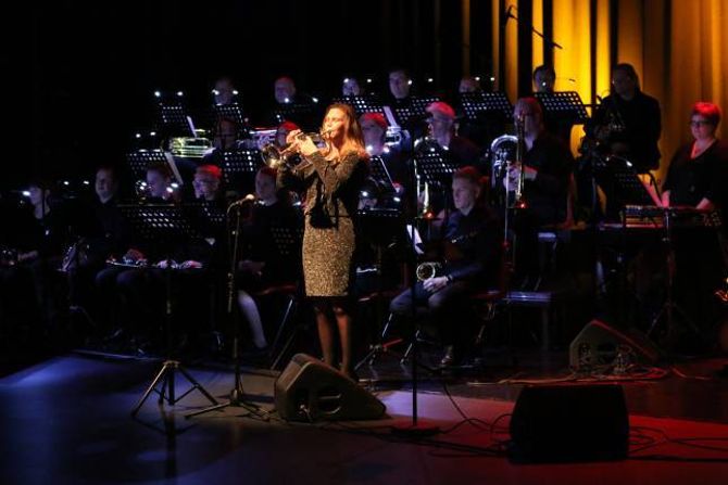 MUSIKALSK: Sigyn Øren opna konserten med vakre tonar.