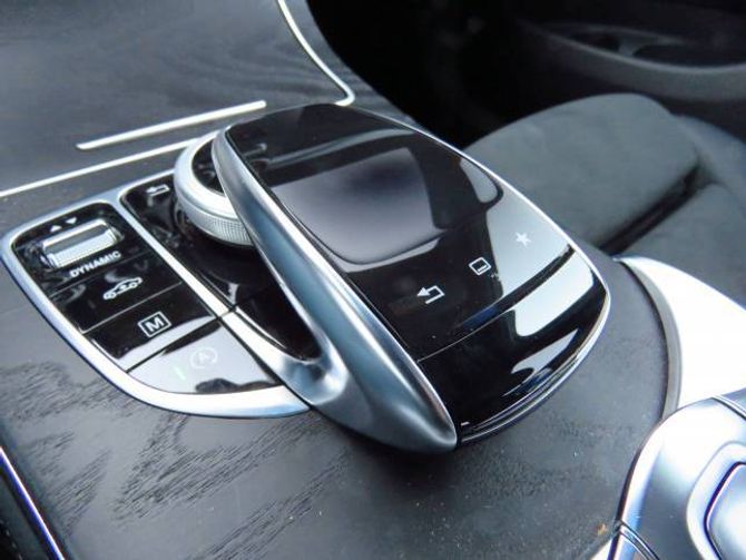 KOMMANDOSENTRAL: Frå denne eininga på midtkonsollen styrer du dei fleste av funksjonane i bilen.