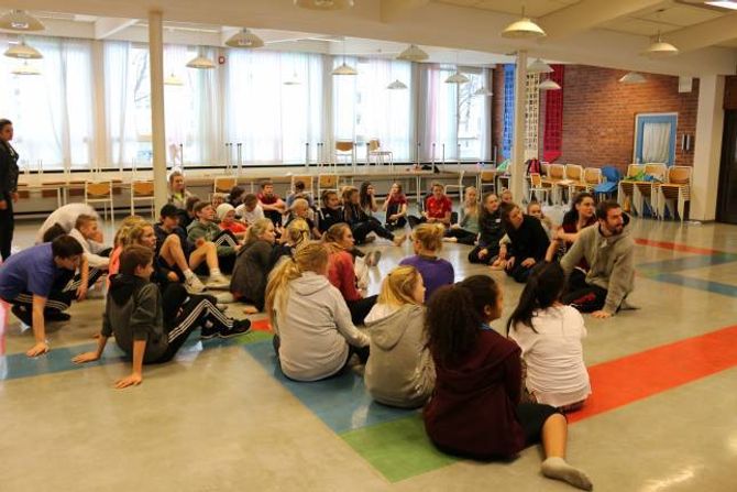 GLER SEG: Elevane gler seg til laurdagens framsyning og håpar mange tek turen til Årdal Kulturhus.