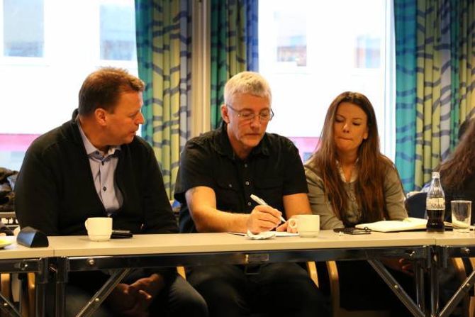 ENGASJEMENT: Engasjementet blant deltakarane vart stort og innspela mange då Årdal Utvikling inviterte til idédugnad for å forme strategisk næringsplan. Geir Smedegård, Arne Håkon Laberg og Marie Helene Hollevik Brandsdal diskuterer.
