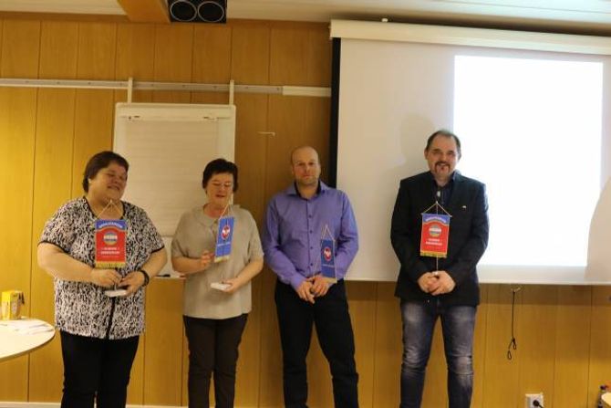 HEIDRA: Desse tok imot ÅKA`s bordfane på årsmøte.