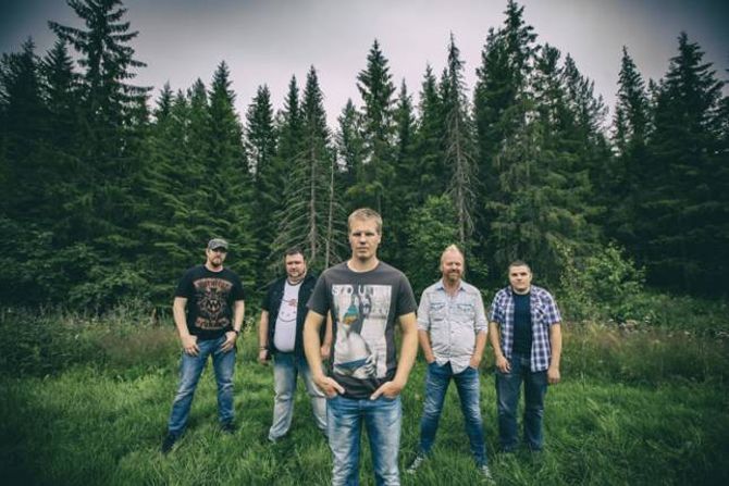 HARDANGER-BAND: Pop-country-bandet Gunslingers med rot i Norheimsund i Hardanger kjem til Jordeplerock i sommar.