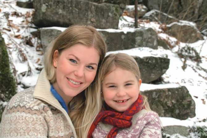 SPREKE JENTER: Mamma Susann Widjegaard og dottera Tara på seks år frå Kristiansand ser fram til flotte naturopplevingar der dei både kan bli kjende med andre og testa seg sjølve.
