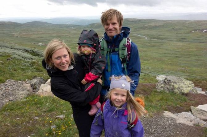 KLARE TIL Å UTFORSKA TURLIVET: – Me har berre vore på turar i nærområdet og er veldig klare for å utforska fylket me bur i – og resten av områda i Noreg, seier familien Kalstø/Amundsen frå Bergen med pappa Trond Kristian, mamma Solveig, Sofia April (6) og Bjørk Leonora.