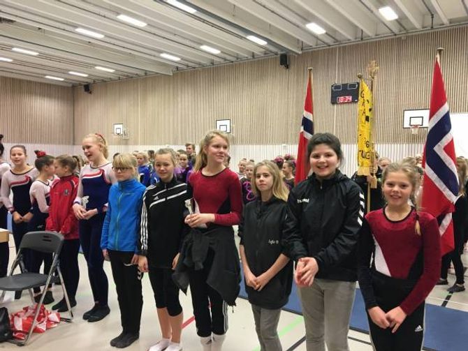 TRAVELT: Gymnastane hadde ei travel helg. Heile åtte gonger var dei på golvet. På biletet ser du Augusta Luggenes, Matilde Dvergedal, Karoline Molland, Sofie Øren, Leah Nordnes og Ingeborg Bukve Strand.