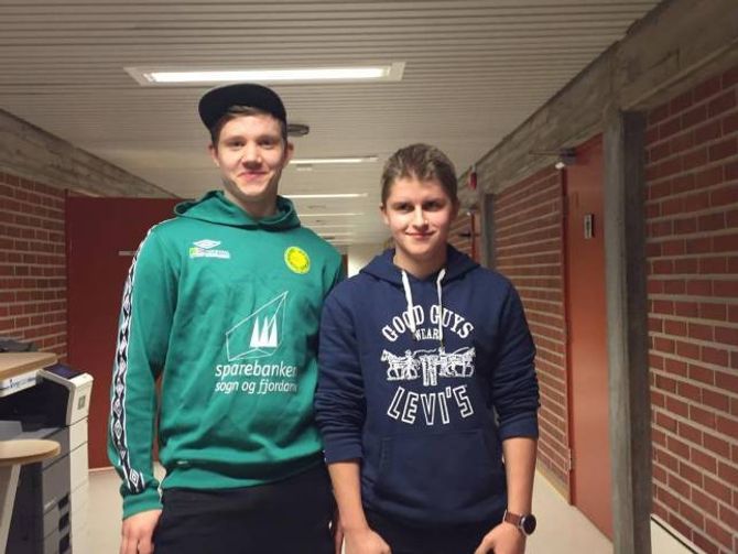 Elevar: Martin Hugøy og Lars Edvin Sperle går på linja automasjon ved Årdal vidaregåande skule.