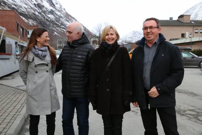 MØTTEST: Siva ved rådgivar Jørgen Andersen og eigedomsdirektør Lise Bartnes Aalberg besøkte Årdal onsdag der dei møtte styreleiar for Årdal Utvikling Marie Helene Hollevik Brandsdal (Ap) og ordførar Arild Ingar Lægreid (Ap) for å diskutere vegen vidare.