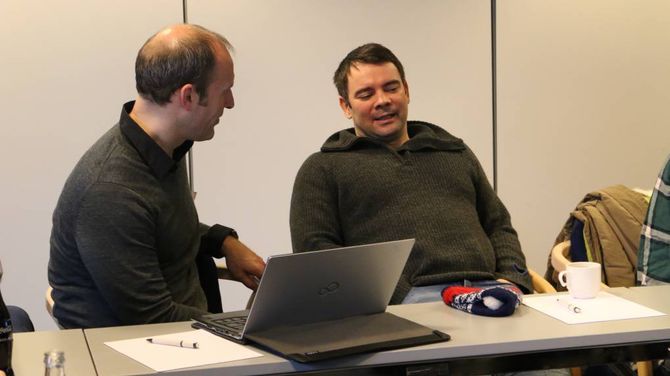 DISKUSJON: Praten sat laust rundt bordet og ideane var mange då reiselivet vart diskutert. Her diskuterer Ståle Brandshaug og drivar av Utladalen Camping og Svalheim Gard Kristoffer Nystedt.