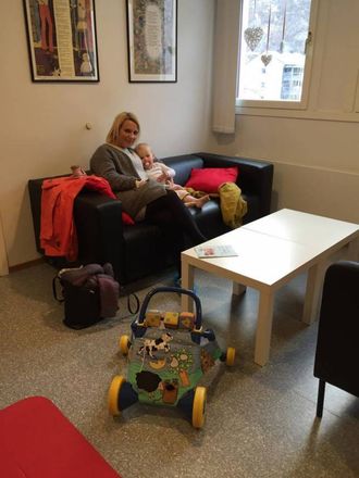 HELSESTASJONEN: Her er mamma Stine Moen Bakken og Hedda Bakken Sjøtun på venterommet til helsestasjonen.